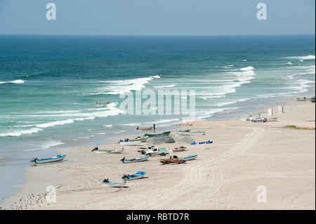 Barche di pescatori sulla spiaggia Foto Stock