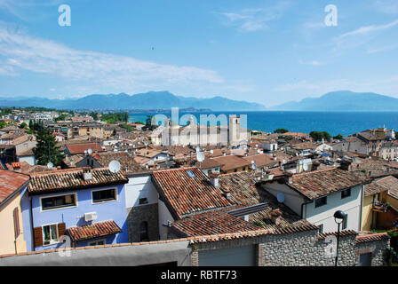 Desenzano del Garda, vista dei tetti di tegole Foto Stock