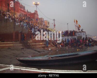 'Dev Deepavali' celebrazioni Karthik Purnima.. Foto Stock