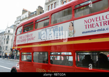 Un No 15 Patrimonio autobus Routemaster sul Fleet Street, Londra, Regno Unito Foto Stock