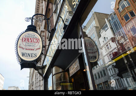 Negozio di vini e bar El Vinos - un famoso ritrovo di giornalisti e barrister immortalati come 'Pomeroys' in Rumpole of the Bailey, Londra, Inghilterra, Regno Unito Foto Stock