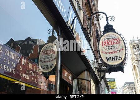 Negozio di vini e bar El Vinos - un famoso ritrovo di giornalisti e barrister immortalati come 'Pomeroys' in Rumpole of the Bailey, Londra, Inghilterra, Regno Unito Foto Stock