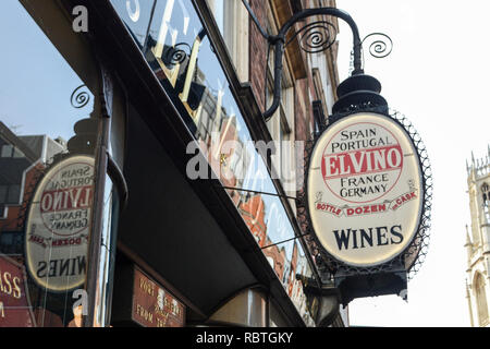 Negozio di vini e bar El Vinos - un famoso ritrovo di giornalisti e barrister immortalati come 'Pomeroys' in Rumpole of the Bailey, Londra, Inghilterra, Regno Unito Foto Stock