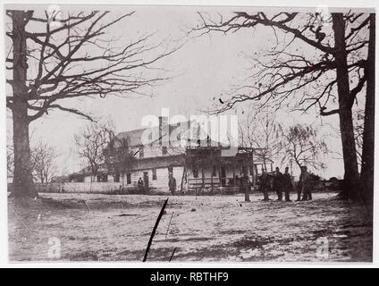 -House incorniciata dagli alberi-. Brady album, p. 123 Foto Stock