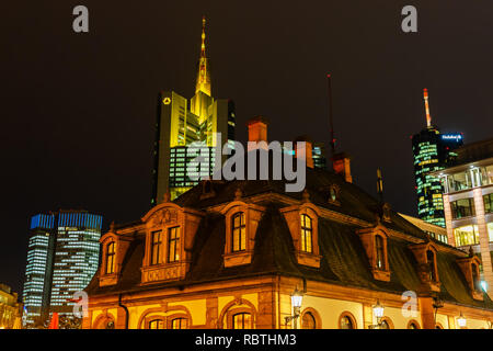 Frankfurt am Main, Germania - 07 Gennaio 2019: storico Hauptwache davanti alla Torre della Commerzbank di notte. L' edificio barocco Hauptwache era bui Foto Stock