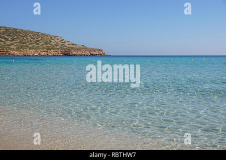 Bella sandy Cala Comte spiaggia con acque azzurre acque, isola di Ibiza, Spagna Foto Stock