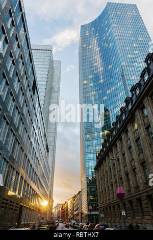 Frankfurt am Main, Germania - 08 Gennaio 2019: street canyon in Frankfurt al tramonto, con persone non identificate. Francoforte sul Meno è il principale centro finanziario Foto Stock