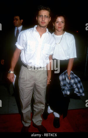 BEVERLY HILLS, CA - 16 agosto: attore Jason Priestley e attrice Christine Elise frequentare TriStar Pictures' 'Manhattan omicidio mistero' Premiere il 16 agosto 1993 presso il Samuel Goldwyn Theater di Beverly Hills, la California. Foto di Barry re/Alamy Stock Photo Foto Stock