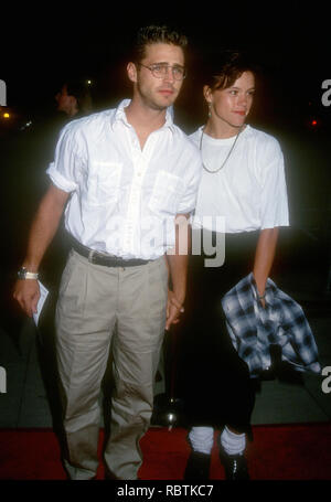 BEVERLY HILLS, CA - 16 agosto: attore Jason Priestley e attrice Christine Elise frequentare TriStar Pictures' 'Manhattan omicidio mistero' Premiere il 16 agosto 1993 presso il Samuel Goldwyn Theater di Beverly Hills, la California. Foto di Barry re/Alamy Stock Photo Foto Stock