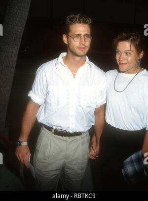 BEVERLY HILLS, CA - 16 agosto: attore Jason Priestley e attrice Christine Elise frequentare TriStar Pictures' 'Manhattan omicidio mistero' Premiere il 16 agosto 1993 presso il Samuel Goldwyn Theater di Beverly Hills, la California. Foto di Barry re/Alamy Stock Photo Foto Stock