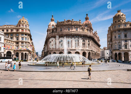 Piazza Raffaele de Ferrari a Genova, Genova, il quartier generale della regione Ligure Liguria, Banca Carige, Fontana, Liguria, Italia, Europa Foto Stock