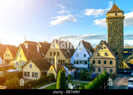 Rothenburg ob der Tauber, Germania. Vista superiore della pittoresca cittadina sul luminoso cielo blu spazio copia dello sfondo. Bel cottage con tetti a spiovente, pietra alta t Foto Stock