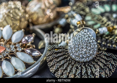 Vista dettagliata dei vari gioielli e puntelli... Foto Stock