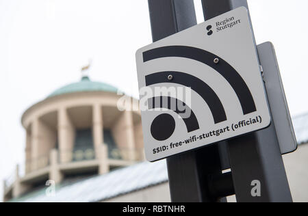 Stuttgart, Germania. Xi gen, 2019. Un cartello con il logo WiFi e l'iscrizione "Region Stuttgart - SSID: free-wifi-Stoccarda (ufficiale)', che si riferisce a un'apertura della rete WLan, si blocca nel centro della citta'. Credito: Sebastian Gollnow/dpa/Alamy Live News Foto Stock