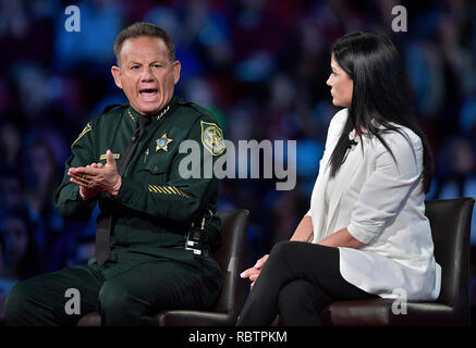 Sunrise, Florida, Stati Uniti d'America. Il 21 febbraio, 2018. Broward Sheriff Scott Israele fa un punto alla NRA portavoce Dana Loesch durante una CNN municipio incontro, Mercoledì, 21 febbraio 2018, presso il BB&T Center, di Sunrise, Florida Credit: Sun-Sentinel/ZUMA filo/Alamy Live News Foto Stock