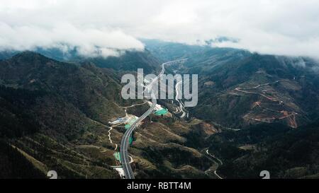 Pechino, Cina. Xi gen, 2019. Foto aeree prese a gennaio 11, 2019 mostra un tratto di superstrada Libo-Rongjiang nel sud-ovest della Cina di Guizhou. Aperto al traffico il venerdì, la expressway è di circa 67 chilometri e ha una velocità di progetto di 80 chilometri all'ora. Credito: Tao Liang/Xinhua/Alamy Live News Foto Stock