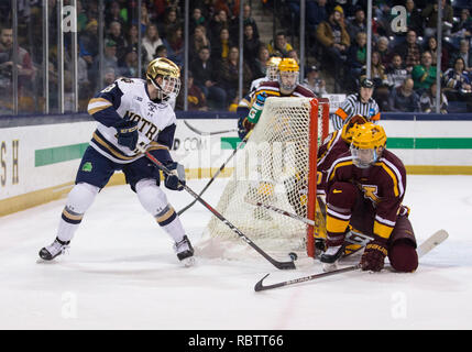 South Bend, Indiana, Stati Uniti d'America. Xi gen, 2019. La cattedrale di Notre Dame in avanti Graham Slaggert (18) spara il puck come Minnesota giocatori difendere durante il NCAA Hockey gioco azione tra il Minnesota Golden i Gopher e la Cattedrale di Notre Dame Fighting Irish a Compton famiglia Ice Arena in South Bend, Indiana. John Mersits/CSM/Alamy Live News Foto Stock