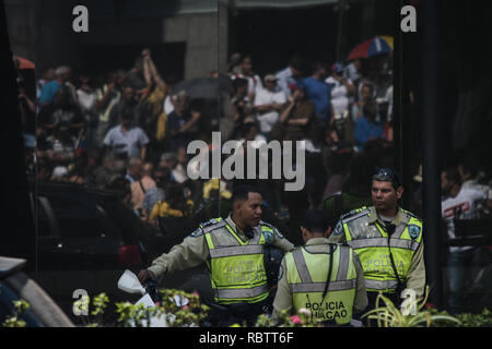 Caracas, Venezuela. Xi gen, 2019. La polizia è visto di guardia a distanza la manifestazione pubblica svoltasi dal Congresso Nazionale a Caracas. Maduro è stato rieletto per un secondo mandato dopo il 2018 elezione, seguita dalla critica internazionale che la sua leadership del paese subisce un crollo iperinflazionata è misbegotten. L' opposizione, l' Assemblea nazionale' scommesse per un governo di transizione. Credito: SOPA Immagini limitata/Alamy Live News Foto Stock