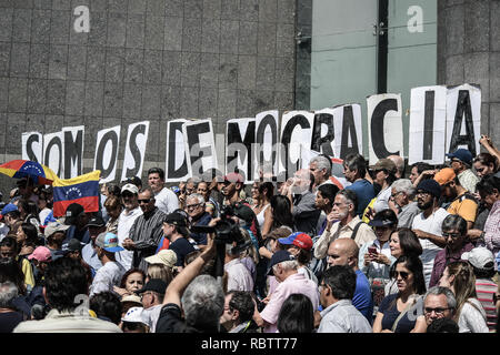 Caracas, Venezuela. Xi gen, 2019. Folla raccolta azienda cartelloni di lettere che recita "Ci sono la democrazia'. Maduro è stato rieletto per un secondo mandato dopo il 2018 elezione, seguita dalla critica internazionale che la sua leadership del paese subisce un crollo iperinflazionata è misbegotten. L' opposizione, l' Assemblea nazionale' scommesse per un governo di transizione. Credito: SOPA Immagini limitata/Alamy Live News Foto Stock