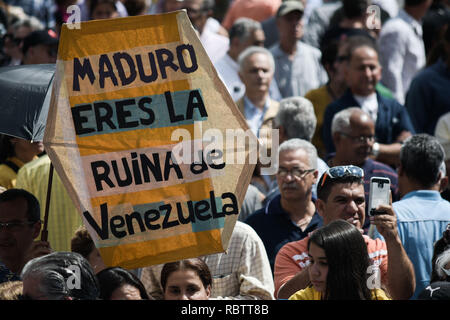 Caracas, Miranda, Venezuela. Xi gen, 2019. Un kite è visto in mezzo alla folla con il messaggio ''Maduro si sono la rovina del Venezuela''.Maduro è stato rieletto per un secondo mandato dopo il 2018 elezione, seguita dalla critica internazionale che la sua leadership del paese subisce un crollo iperinflazionata è misbegotten. L' opposizione, l' Assemblea nazionale' scommesse per un governo di transizione. Credito: Roman Camacho/SOPA Immagini/ZUMA filo/Alamy Live News Foto Stock