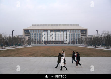 (190112) -- PECHINO, Gennaio 12, 2019 (Xinhua) -- i membri dello staff passa il nuovo edificio per uffici di Pechino il comitato comunale del Partito Comunista della Cina (CPC) nel Distretto di Tongzhou di Pechino, capitale della Cina, 11 genn. 2019. La Cina sta portando avanti con la costruzione di Xiongan nuova Area e Pechino la sub-center seguenti norme rigorose, funzionari detto venerdì. Il top-level design per la Xiongan nuova Area è stata generalmente completata con la pianificazione politica e sistemi sia stabilito, Lin Nianxiu, vice capo di sviluppo a livello nazionale e la commissione per la riforma, ha raccontato a premere turch Foto Stock