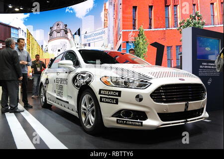 Las Vegas, Stati Uniti d'America. Xii gen, 2018. Al CES fiera tecnologica, Ford sta mostrando una vettura di prova dalla sua auto robot gamma. (A dpa "Ford manager: servizi Robotaxi ricorderà di airline business') Credito: Andrej Sokolow/dpa/Alamy Live News Foto Stock