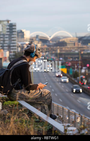 Seattle, Washington, Stati Uniti d'America. Xi gen, 2019. Un giovane visitatore si rilassa al Pike Place MarketFront durante la finale il tramonto sul modo in Alaska viadotto. L'autostrada chiuso definitivamente alle 22.00 il 11 gennaio in modo equipaggi può spostare Statale Route 99 dal viadotto per un sistema allo stato dell'arte di tunnel. Gli anni cinquanta-ser double-decker freeway è stato gravemente danneggiato nel 2001 Nisqually terremoto ed è stato mantenuto a lungo al di là della sua vita utile. Un due-miglio lungo, annoiato galleria stradale è la sostituzione del modo in Alaska viadotto, portando Statale Route 99 al di sotto del centro di Seattle dal sodo quartiere a sud il Lago Union. Credi Foto Stock