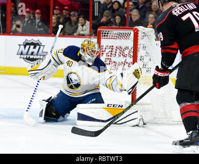 Raleigh, North Carolina, Stati Uniti d'America. Xi gen, 2019. Buffalo Sabres goalie CARTER HUTTON (40) con un guanto salvare in una partita contro la Carolina Hurricanes al PNC Arena di Raleigh. Credit: Ed Clemente/ZUMA filo/Alamy Live News Foto Stock