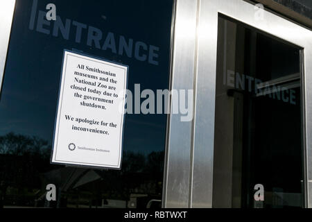 Washington, DC, Stati Uniti d'America. Xi gen, 2019. Un segno al di fuori dello Smithsonian National Museum of American History informare i visitatori che il museo è chiuso a causa di una parziale chiusura del governo di Washington il 11 gennaio 2019. Lo shutdown, ora entrando è il ventiduesimo giorno, è il più lungo di arresto del governo nella storia degli Stati Uniti. Credito: Kristoffer Tripplaar/Alamy Live News Foto Stock
