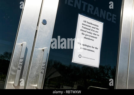 Washington, DC, Stati Uniti d'America. Xi gen, 2019. Un segno al di fuori dello Smithsonian National Museum of American History informare i visitatori che il museo è chiuso a causa di una parziale chiusura del governo di Washington il 11 gennaio 2019. Lo shutdown, ora entrando è il ventiduesimo giorno, è il più lungo di arresto del governo nella storia degli Stati Uniti. Credito: Kristoffer Tripplaar/Alamy Live News Foto Stock