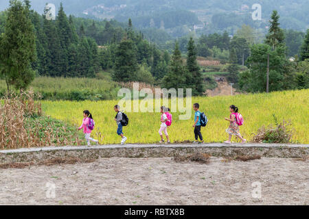 Chongqing, Chongqing, la Cina. Xii gen, 2019. Chongqing Cina-l'Qiaoxin scuola primaria, situato sulla cima della montagna Jinfo nel sud-ovest ChinaÃ¢â'¬â"¢s Chongqing, è una piccola scuola con un solo insegnante e undici studenti. Credito: SIPA Asia/ZUMA filo/Alamy Live News Foto Stock