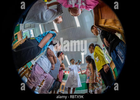 Chongqing, Chongqing, la Cina. Xii gen, 2019. Chongqing Cina-l'Qiaoxin scuola primaria, situato sulla cima della montagna Jinfo nel sud-ovest ChinaÃ¢â'¬â"¢s Chongqing, è una piccola scuola con un solo insegnante e undici studenti. Credito: SIPA Asia/ZUMA filo/Alamy Live News Foto Stock