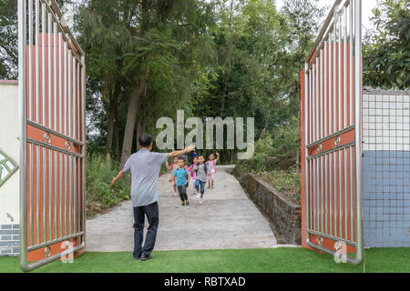 Chongqing, Chongqing, la Cina. Xii gen, 2019. Chongqing Cina-l'Qiaoxin scuola primaria, situato sulla cima della montagna Jinfo nel sud-ovest ChinaÃ¢â'¬â"¢s Chongqing, è una piccola scuola con un solo insegnante e undici studenti. Credito: SIPA Asia/ZUMA filo/Alamy Live News Foto Stock
