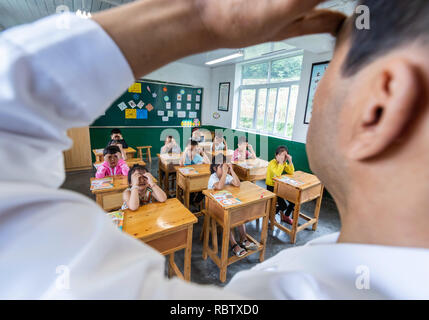 Chongqing, Chongqing, la Cina. Xii gen, 2019. Chongqing Cina-l'Qiaoxin scuola primaria, situato sulla cima della montagna Jinfo nel sud-ovest ChinaÃ¢â'¬â"¢s Chongqing, è una piccola scuola con un solo insegnante e undici studenti. Credito: SIPA Asia/ZUMA filo/Alamy Live News Foto Stock
