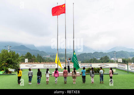 Chongqing, Chongqing, la Cina. Xii gen, 2019. Chongqing Cina-l'Qiaoxin scuola primaria, situato sulla cima della montagna Jinfo nel sud-ovest ChinaÃ¢â'¬â"¢s Chongqing, è una piccola scuola con un solo insegnante e undici studenti. Credito: SIPA Asia/ZUMA filo/Alamy Live News Foto Stock