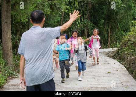 Chongqing, Chongqing, la Cina. Xii gen, 2019. Chongqing Cina-l'Qiaoxin scuola primaria, situato sulla cima della montagna Jinfo nel sud-ovest ChinaÃ¢â'¬â"¢s Chongqing, è una piccola scuola con un solo insegnante e undici studenti. Credito: SIPA Asia/ZUMA filo/Alamy Live News Foto Stock