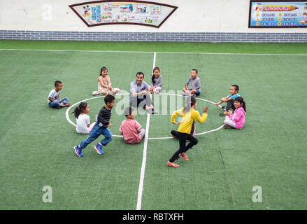 Chongqing, Chongqing, la Cina. Xii gen, 2019. Chongqing Cina-l'Qiaoxin scuola primaria, situato sulla cima della montagna Jinfo nel sud-ovest ChinaÃ¢â'¬â"¢s Chongqing, è una piccola scuola con un solo insegnante e undici studenti. Credito: SIPA Asia/ZUMA filo/Alamy Live News Foto Stock