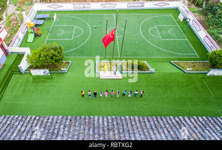 Chongqing, Chongqing, la Cina. Xii gen, 2019. Chongqing Cina-l'Qiaoxin scuola primaria, situato sulla cima della montagna Jinfo nel sud-ovest ChinaÃ¢â'¬â"¢s Chongqing, è una piccola scuola con un solo insegnante e undici studenti. Credito: SIPA Asia/ZUMA filo/Alamy Live News Foto Stock