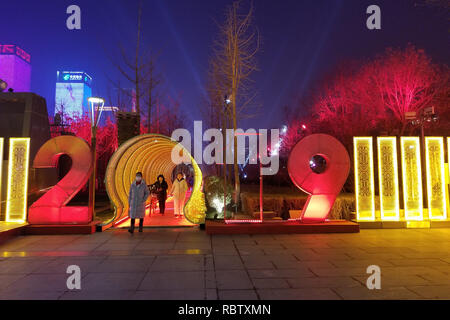 Xi'an, Xi'an, Cina. Xii gen, 2019. - Xi'an, Cina-belle luci spettacolo può essere visto in Xi'an, Cina nord-occidentale della provincia di Shaanxi, celebrando il prossimo nuovo anno lunare cinese. Credito: SIPA Asia/ZUMA filo/Alamy Live News Foto Stock