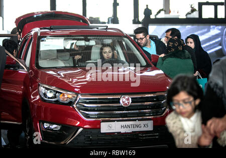 Tehran, Iran. Xi gen, 2019. La gente visita il Tehran International Auto Show di Teheran, capitale dell'Iran, 11 genn. 2019. Tehran Auto Show è uno dei più grandi eventi internazionali del Iraniano settore auto. Credito: Ahmad Halabisaz/Xinhua/Alamy Live News Foto Stock