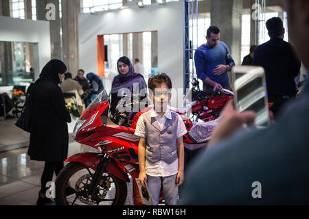 Tehran, Iran. Xi gen, 2019. La gente visita il Tehran International Auto Show di Teheran, capitale dell'Iran, 11 genn. 2019. Tehran Auto Show è uno dei più grandi eventi internazionali del Iraniano settore auto. Credito: Ahmad Halabisaz/Xinhua/Alamy Live News Foto Stock