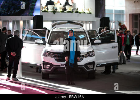 Tehran, Iran. Xi gen, 2019. La gente visita il Tehran International Auto Show di Teheran, capitale dell'Iran, 11 genn. 2019. Tehran Auto Show è uno dei più grandi eventi internazionali del Iraniano settore auto. Credito: Ahmad Halabisaz/Xinhua/Alamy Live News Foto Stock