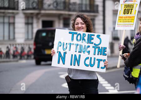 Londra, Regno Unito. Xii gen, 2019. Migliaia di persone hanno marzo a Londra il sabato 12 gennaio, 2019 per protestare contro il governo conservatore e di chiamare per un elezione generale sotto lo striscione "Elezioni generali ora". Credito: Christopher Middleton/Alamy Live News Foto Stock