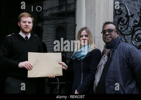 Sammy Andrews e Cliff Fluet consegnare una petizione al Primo Ministro, Theresa Maggio al 10 di Downing Street. Il Regno Unito industria musicale unite alla chiamata per un alternativa al Brexit. Musica leader di settore, organismi commerciali e Grammy, Emmy, Brit e premio Oscar artisti vincitori si incontrano a Westminster a portata di mano la musica4EU petizione dentro Downing Street‬, Downing Street, Londra, UK Credit: amanda rose/Alamy Live News Foto Stock