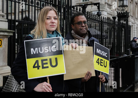 Sammy Andrews e Cliff Fluet consegnare una petizione al Primo Ministro, Theresa Maggio al 10 di Downing Street. Il Regno Unito industria musicale unite alla chiamata per un alternativa al Brexit. Musica leader di settore, organismi commerciali e Grammy, Emmy, Brit e premio Oscar artisti vincitori si incontrano a Westminster a portata di mano la musica4EU petizione dentro Downing Street‬, Downing Street, Londra, UK Credit: amanda rose/Alamy Live News Foto Stock