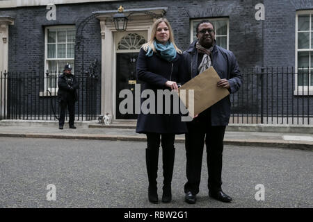 Sammy Andrews e Cliff Fluet consegnare una petizione al Primo Ministro, Theresa Maggio al 10 di Downing Street. Il Regno Unito industria musicale unite alla chiamata per un alternativa al Brexit. Musica leader di settore, organismi commerciali e Grammy, Emmy, Brit e premio Oscar artisti vincitori si incontrano a Westminster a portata di mano la musica4EU petizione dentro Downing Street‬, Downing Street, Londra, UK Credit: amanda rose/Alamy Live News Foto Stock