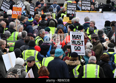 Londra, Regno Unito. Il 12 gennaio, 2019. Il popolo di Gran Bretagna marzo e di protesta contro i Tories Govt, la Gran Bretagna è rotto - Elezioni generali ora! Se la cura termina austerità, se la cura circa il fenomeno dei senzatetto e Stand fino al razzismo marzo per i rifugiati deportazione di arresto e arresto immgrants colpevolizzazione insieme alla BBC Portland Place a Trafalgar Square il 12 gennaio 2019, Londra, Regno Unito. Credito: Picture Capital/Alamy Live News Foto Stock