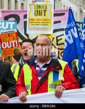 Westminster. Londra, Regno Unito. Xii gen, 2019. Erik Simon del francese giubbotti giallo hat la parte anteriore del marzo. Migliaia di persone, molte in maglia gialla prendere parte in una dimostrazione organizzata dall assemblea popolare contro l'austerità da marciare a Londra e a mobilitare in Trafalgar Square chiamando per un'elezione generale. Credito: Dinendra Haria/Alamy Live News Foto Stock