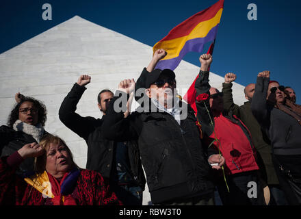 MALAGA, Spagna. Xii gen, 2019. I repubblicani e sostenitori visto cantare "La Internacional' (un rivoluzionario song) Quando si sollevano i loro pugni durante un omaggio in memoria dei repubblicani uccisi durante la guerra civile da parte delle forze del dittatore spagnolo Francisco Franco presso il cimitero di San Rafel nella parte anteriore di un mausoleo costruito in memoria di tutti i repubblicani. Credito: Gesù Merida/SOPA Immagini/ZUMA filo/Alamy Live News Credito: ZUMA Press, Inc./Alamy Live News Foto Stock