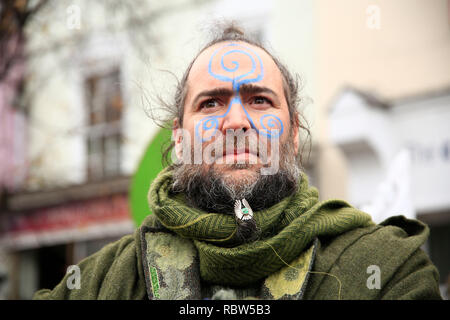 Glastonbury, Somerset, Regno Unito. 12 gen 2019. Le persone si sono riunite nel centro della città di Glastonbury per una processione funebre per contrassegnare il continuo catastrofe climatica accadendo intorno al globo. Credito: Natasha Quarmby/Alamy Live News Foto Stock